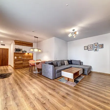 Secret 533 At Oak Apartment *