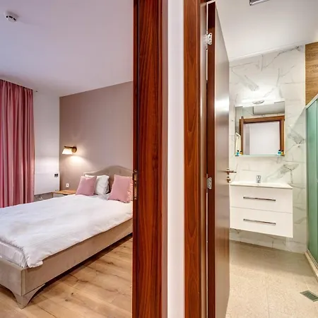 Apartment Secret 533 At Oak Smoljan